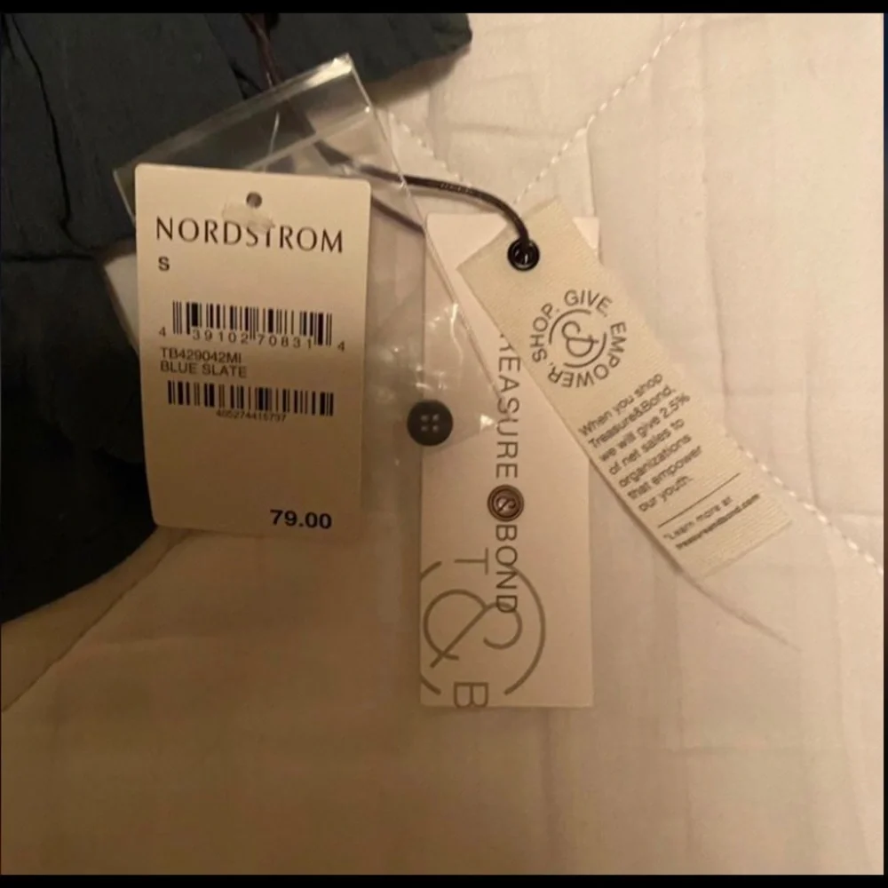 NWT Treasure Bond Long Sleeve Blouse Blue Slate Key Hole Button Back Neutral - Picture 4 of 8